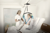Sistemi per sollevare e movimentare persone anziane o disabili dal letto alle stanze: i sollevatori a soffitto Luna