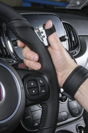 Guida disabili: acceleratore manuale e freno a mano verticale per auto di Handytech